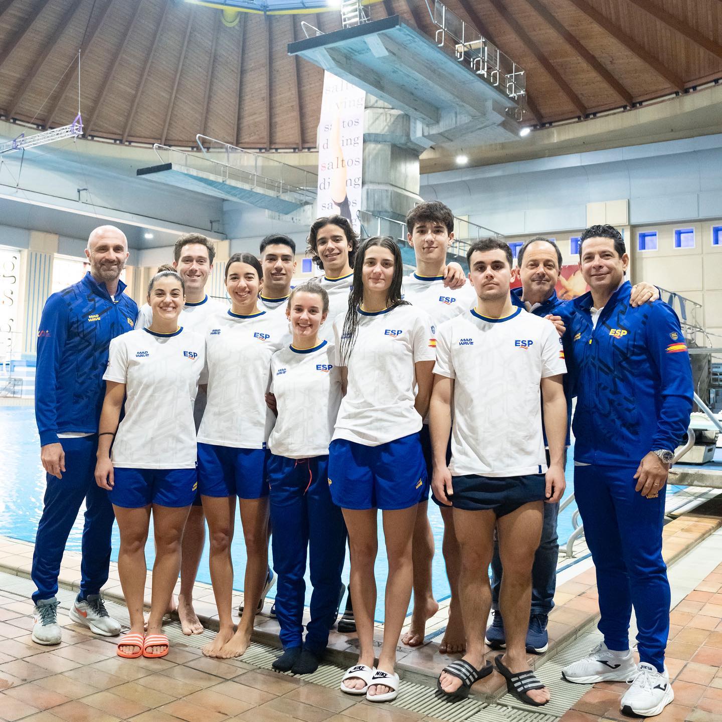 Equipo español de natación y cuerpo técnico en las instalaciones deportivas